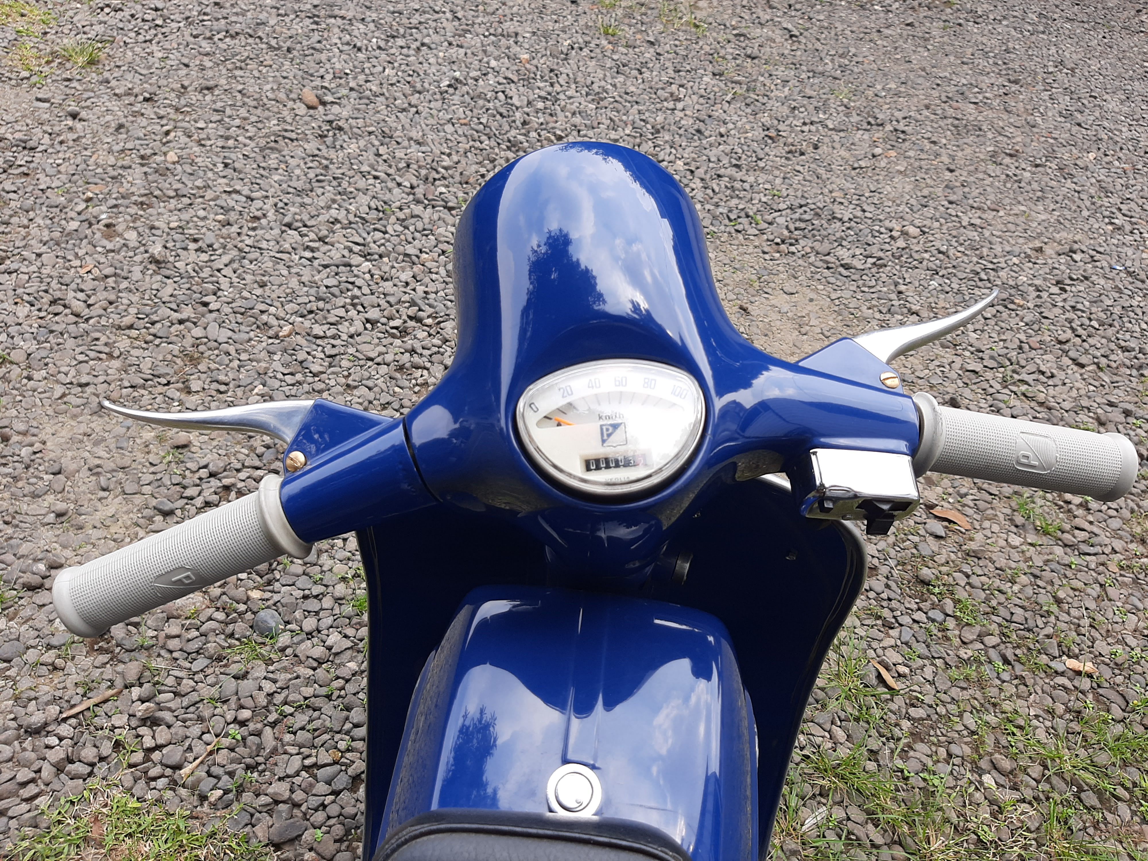 Vespa 90SS Blue details and restoration